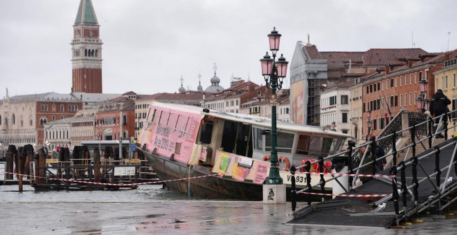Destrozos causados por el fenómeno del "agua alta" en Venecia. EFE