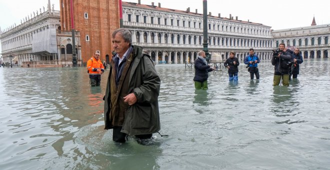 El alcalde de Venecia, Luigi Brugnaro, camina por la inundada Plaza de San Marcos. REUTERS/Manuel Silvestri