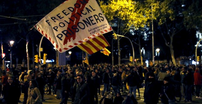 12/11/2019.- Varios centenares de personas convocadas por los denominados Comités de Defensa de la República (CDR) han cortado el tráfico en tres de las principales avenidas de acceso y salida de Barcelona, la Diagonal (en la imagen), la Meridiana y la Gr