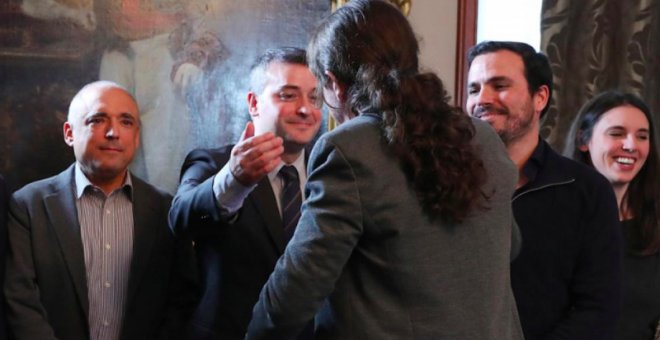 Pablo Iglesias saluda a Iván Redondo, después de firmar un preacuerdo de gobierno con Pedro Sánchez.  EMILIA GUTIÉRREZ (LA VANGUARDIA)