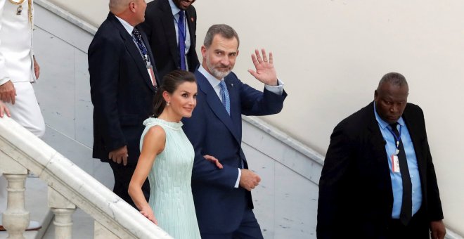 13/11/2019.- Los reyes de España, Felipe VI y Letizia abandonan una reunión con la colectividad española en el país. EFE/ Ernesto Mastrascusa