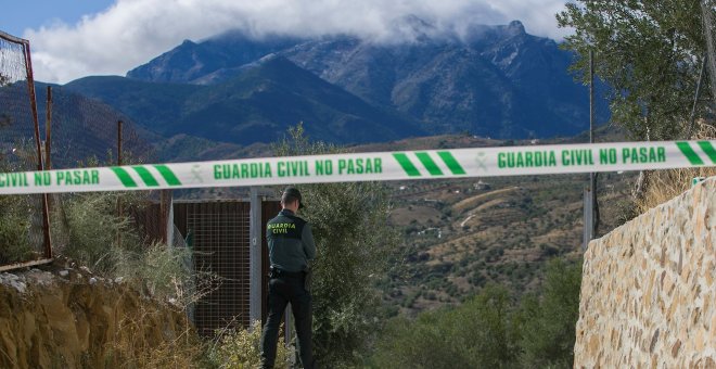 Un agente de la Guardia Civil custodia el acceso a la casa en la que se encontró el cadáver de una mujer con aparentes signos de violencia. EFE