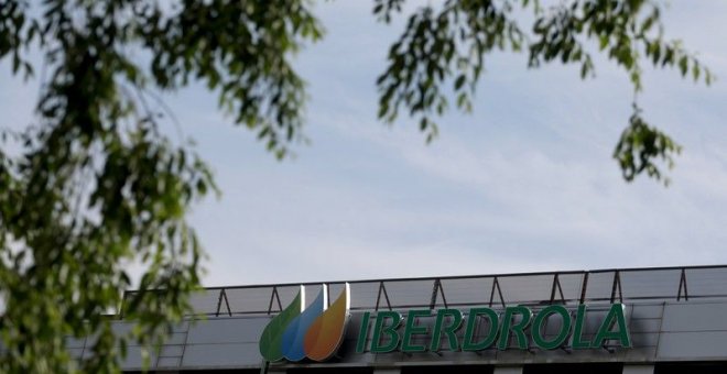 El logo de Iberdrola en su sede en Madrid. REUTERS/Sergio Pérez