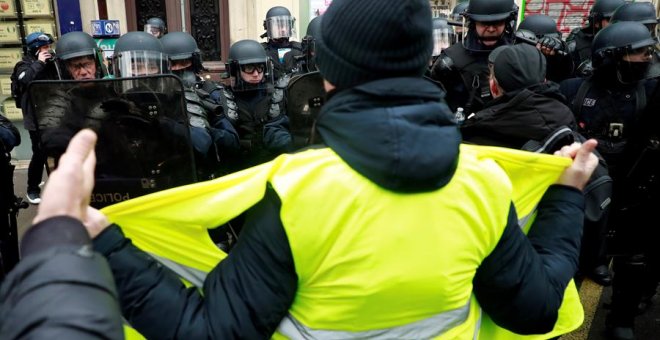 Una persona vestida con su chaleco amarillo, frente a las fuerzas policiales. EFE/CHRISTOPHE PETIT TESSON