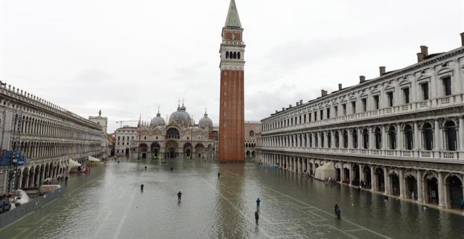 La Plaza de San Marcos, inundada este domingo. / EFE/Andrea Merola