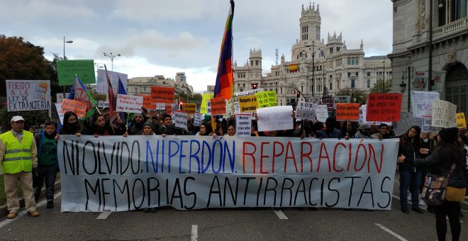 La cabecera de la manifestación clamaba en contra del olvido de las personas agredidas por el "racismo institucional". | Foto: Guillermo Martínez
