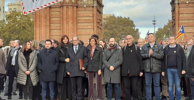 Torra acompanyat de membres del Govern i d'entitats i partits sobiranistes abans de comparèixer al TSJC. ÀLEX ROMAGUERA