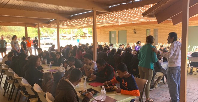 Comedor del albergue lleno de migrantes que llegan a Arizona. / Iglesia Cristiana El Buen Pastor
