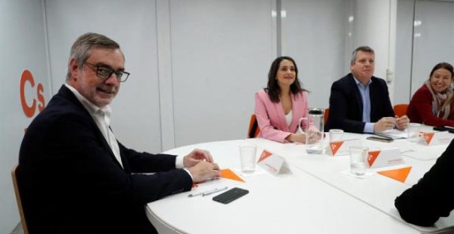 El secretario general de Ciudadanos, José Manuel Villegas (i), y la portavoz de Ciudadanos en el Congreso, Inés Arrimadas (2i), durante la reunión del Comité Permanente de Ciudadanos (Cs) que ha tenido lugar este lunes en la sede del partido. EFE/Zipi