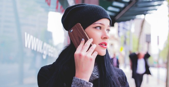 Una mujer habla por teléfono. / PIXABAY