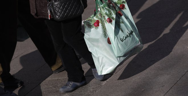 Una mujer con bolsas de El Corte Inglés, con sus compras navideñas. E.P./ Eduardo Parra