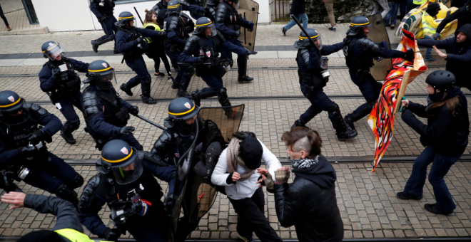 En el primer aniversario de la protesta de los chalecos amarillos en Francia, miembros de la Policía se enfrentan con manifestantes./ Stephane Mahe (REUTERS)- Nantes