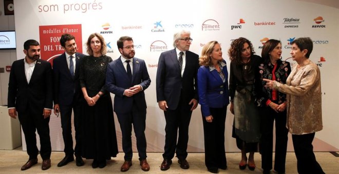 Las ministras Nadia Calviño, Margarita Robles y María Jesús Montero junto al presidente de Foment de Treball, Josep Sanchez Llibre, y al vicepresidente de la Generalitat, Pere Aragonés. /EFE