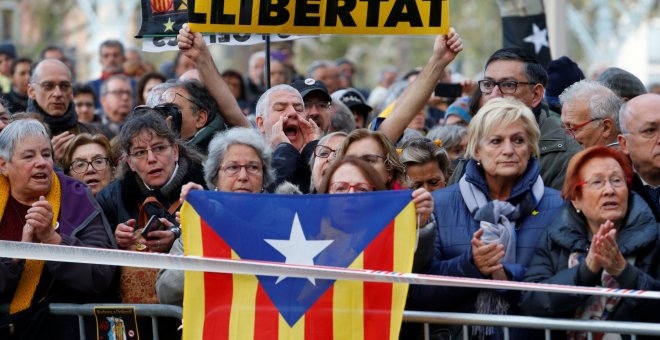 Manifestantes en apoyo a Quim Torra durante su actual juicio. / Reuters