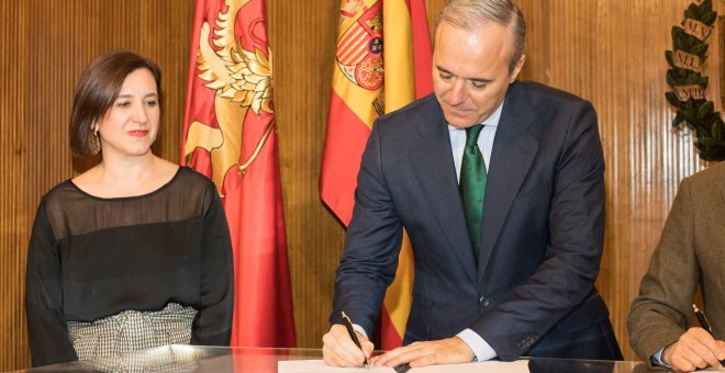La vicealcaldesa de Zaragoza, Sara Fernández (C’s), observa cómo el alcalde Jorge Azcón (PP) firma un documento. / Ayuntamiento de zaragoza