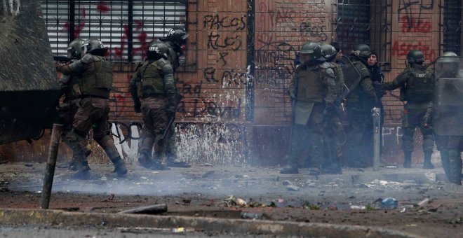 Altercados en Santiago de Chile entre manifestantes y las Fuerzas Especiales./ CARLOS VERA/ COLECTIVO 2+. 11/11/19