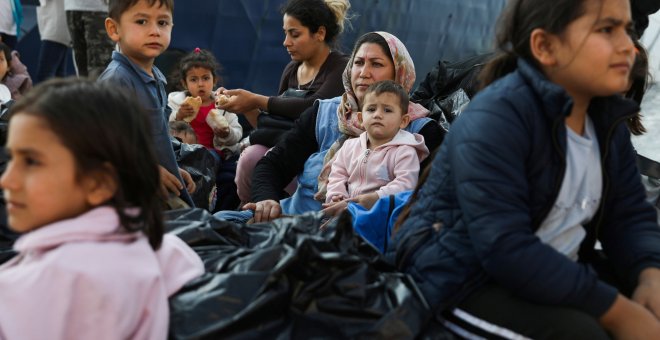 22/10/2019- Refugiados esperan ser trasladados a campamentos en tierra firme, en el puerto de Elefsina, cerca de Atenas, Grecia. REUTERS / Costas Baltas