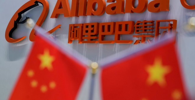 El logo del gigante chino de Internet Alibaba junto a unas banderas chinas, en su sede en Hangzhou. REUTERS/Aly Song