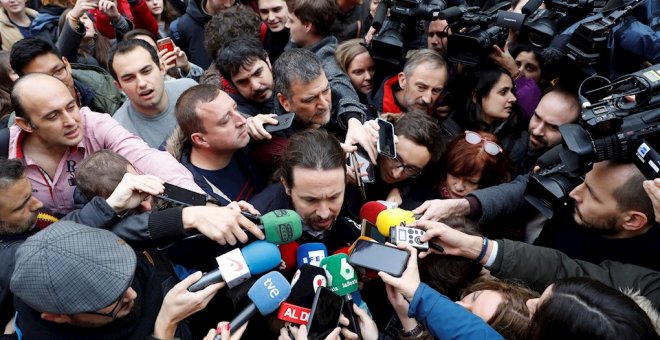 El líder de Podemos, Pablo Iglesias, rodeado de periodistas antes de participar en una charla en la Universidad Complutense de Madrid, su primera comparecencia pública más de una semana después de la firma del preacuerdo para un gobierno de coalición. EFE
