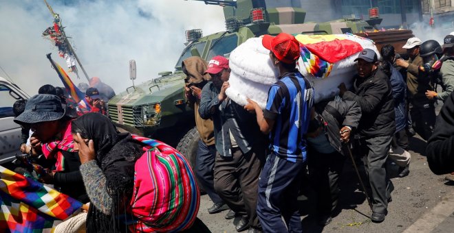 21/11/2019 - Militares irrumpen en una marcha fúnebre en Bolivia. / REUTERS - MARCO BELLO