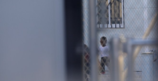 Un niño rescatado en patera y trasladado junto a su madre al CATE de Málaga el pasado 29 de Octubre.- ENTREFRONTERAS