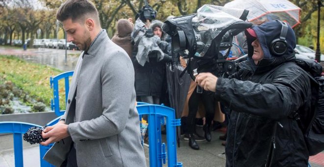 Víctor Rodríguez 'Viti', uno de los acusados de agresión sexual a una menor a su llegada a la Audiencia Provincial de Burgos. EFE/Santi Otero