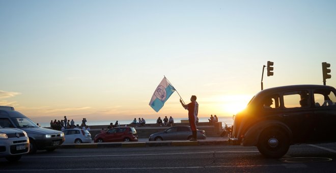 Un seguidor del candidato presidencial Luis Lacalle Pou sujeta una bandera del Partido Nacional en Montevideo. REUTERS