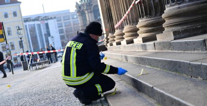 Un investigador de la Policía alemana inspecciona los exteriores del Museo de la Bóveda Verde (Dresde), lugar donde se cometió el robo./ Filip Singer (EFE)