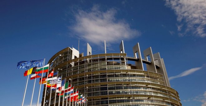 Banderas de los países de la Unión Europea frente al edificio del Parlamento Europeo en Estrasburgo (Francia). REUTERS/Arnd Wiegmann