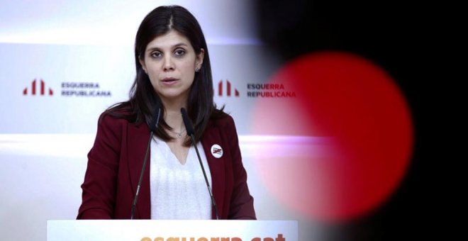 La portavoz de ERC, Marta Vilalta, este lunes durante la rueda de prensa en la que ha dado a conocer los resultados de la consulta interna sobre la investidura de Pedro Sánchez.(ALEJANDRO GARCÍA | EFE)