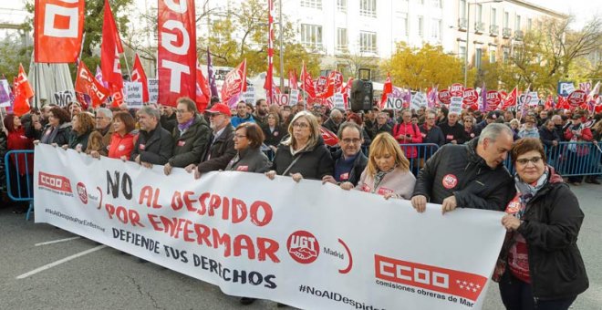 Movilización de UGT y CCOO contra el despido por enfermedad. (EMILIO NARANJO | EFE)