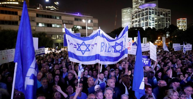 26/11/2019- Los partidarios del primer ministro israelí Benjamin Netanyahu participan en una protesta en su apoyo tras ser acusado de corrupción, en Tel Aviv, Israel. REUTERS / Amir Cohen