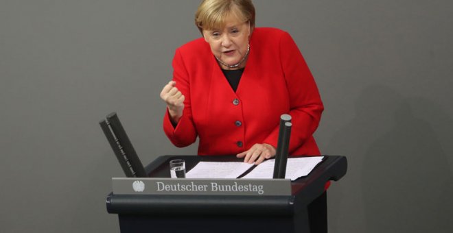 Angela Merkel interviene en el Parlamento alemán. (EFE)