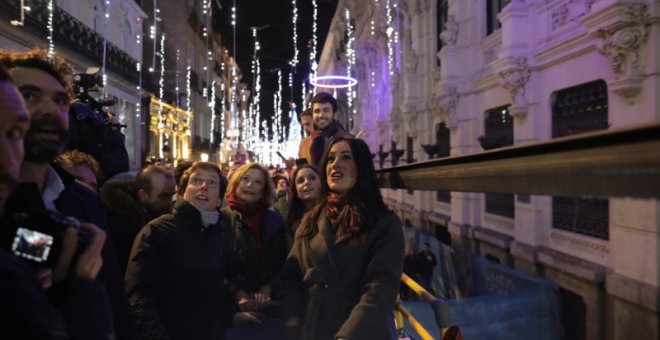 El alcalde de Madrid, José Luis Martínez-Almeida, y la vicealcaldesa, Begoña Villacís asisten al encendido de las luces de Navidad.