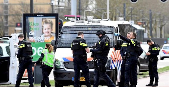 Imagen de archivo de unos agentes de Policía de los Países Bajos. REUTERS/Piroschka Van de Wouw