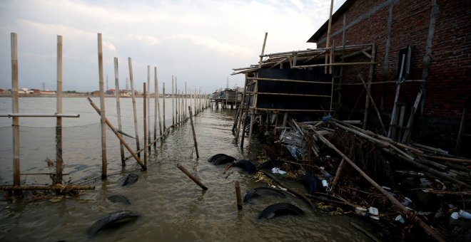 La aldea de Tambakrejo afectada por el aumento del nivel del mar en Java Central , Indonesia. REUTERS