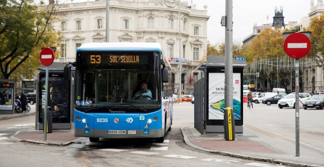 Un autobús de la EMT en una de las paradas de la madrileña Plaza de Cibeles. EFE/Luca Piergiovanni.
