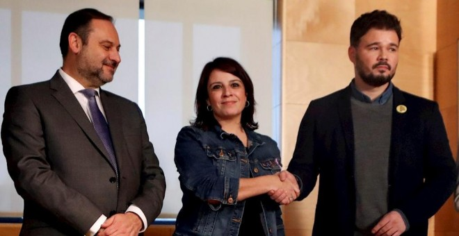 El secretari d'Organització del PSOE, José Luis Ábalos, al costat de la portaveu parlamentària socialista, Adriana Lastra, i el portaveu d'ERC al Congrés, Gabriel Rufián, aquest dijous, durant la reunió entre els equips negociadors del PSOE i ERC per apla