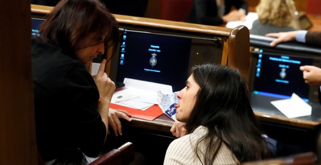 La diputada de Unidas Podemos Irene Montero  conversa con la diputada del PSOE Adriana Lastra, durante la sesión constitutiva de la Cámara Baja. EFE/Ballesteros
