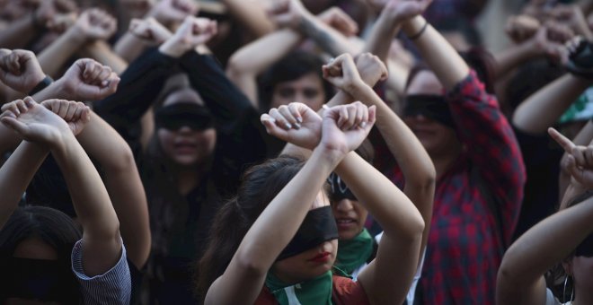 Mujeres participan durante la coreografía "Un violador en tu camino", en la Plaza de los Derechos Humanos de la Corte Suprema de Justicia y frente al Congreso, en Ciudad de Guatemala (Guatemala). - EFE