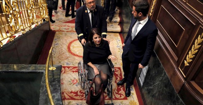03/12/2019.- La portavoz del PSOE en el Congreso, Adriana Lastra, abandona el hemiciclo en silla de ruedas, tras lesionarse un tobillo. / EFE - BALLESTEROS