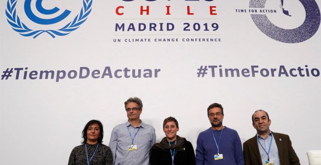 La directora ejecutiva de SEO/BirdLife, Asunción Ruiz (i), el secretario general de WWF España, Juan Carlos del Olmo (d), la coordinadora de Amigos de la Tierra, Blanca Ruibal (c), el coordinador de Ecologistas en Acción, Paco Segura (2d) y el director ej