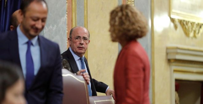 El diputado de Vox por Valencia, Ignacio Gil Lázaro (c) toma posesión de su asiento como cuarto vicepresidente de la Mesa del Congreso