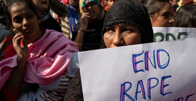 Una mujer muestra una pancarta contra la violación en una de las numerosas manifestaciones que han tenido lugar en la India. (DANISH SIDDIQUI | REUTERS)