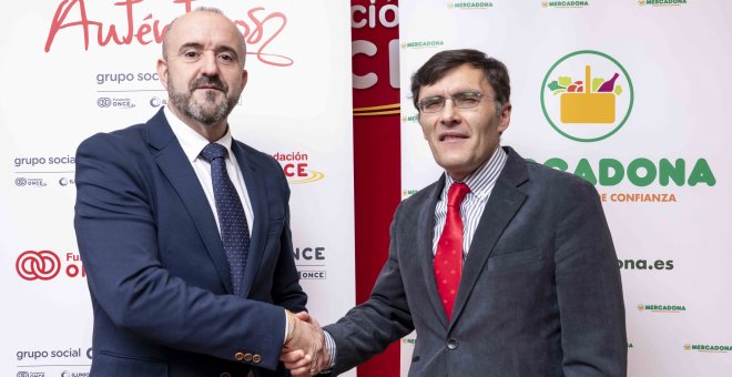 Elías Portalés, director de contratación de RRHH de Mercadona, y Alberto Durán, tras la firma del acuerdo de colaboración.