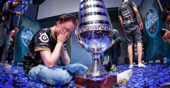 Un jugador llora tras ganar un campeonato de esports.
