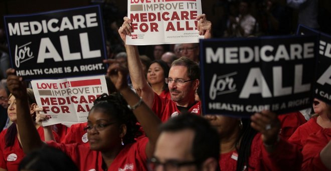 Seguidores demócratas en la presentación de la propuesta del senador Bernie Sanders para una sanidad publica universal en EEUU. AFP/ Alex Wong