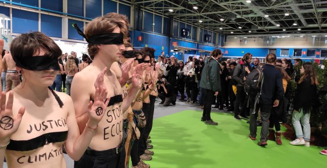 Los manifestantes de Extinción Rebelion se desnuda para reivindicar la conciencia sobre la emergencia climática.