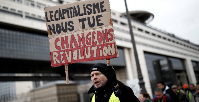 Un manifestante parisino muestra una pancarta contra los recortes en las pensiones. REUTERS/Benoit Tessier