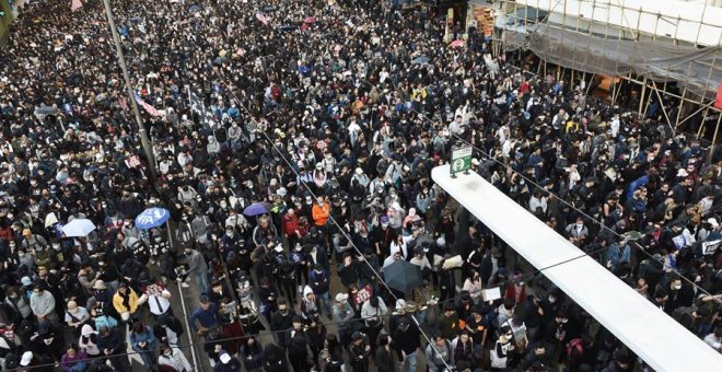 08/12/2019.- Cientos de miles de manifestantes prodemocracia hongkoneses se manifiestan en Hong Kong (China) este domingo. Cientos de miles de manifestantes prodemocracia hongkoneses volvieron este domingo a salir a las calles en la llamada "Marcha del d
